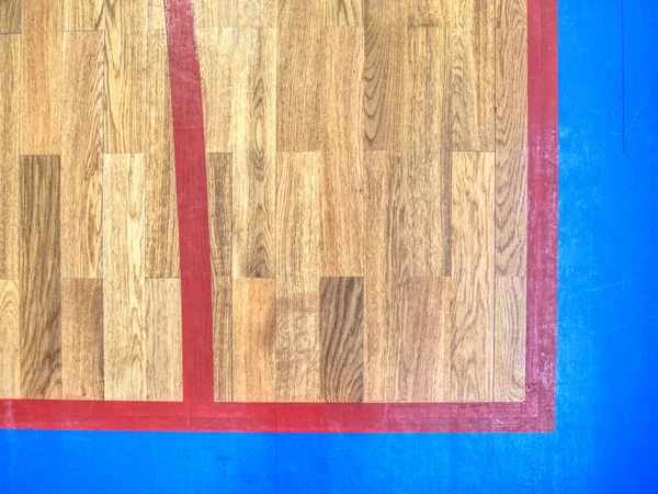 Linha de playfield vermelho em quadrado azul. Marcas no chão de madeira — Fotografia de Stock