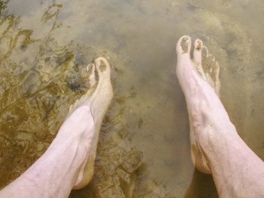 Çamur vücuttan aşırı yarış çalıştırmak sonra yıkama. Çamurlu runner