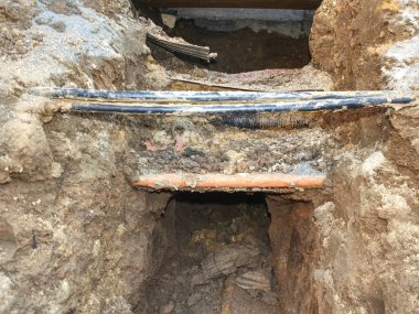 Metalik, fiber optik kablolar ve su temini hatları bina