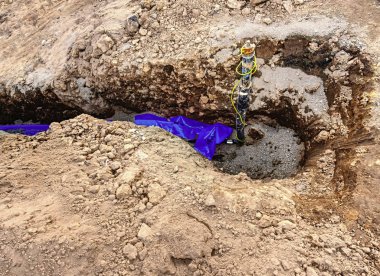 Kontrol vanası ve su boruları açmada yeraltı döşeme