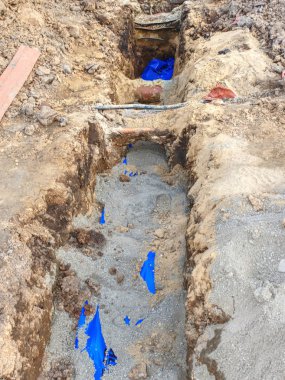 Siper altında gizli su boruları ve teller ile kaldırım
