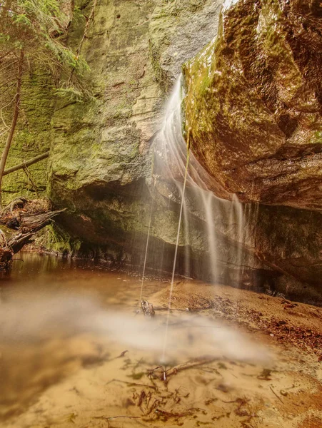 Cascata da fonti d'acqua naturali sulla collina — Foto Stock