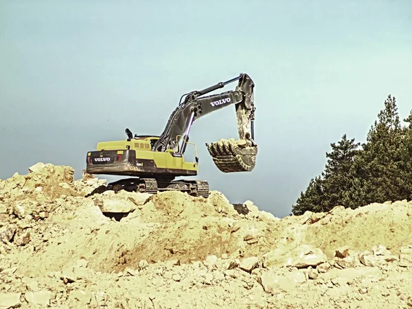 Sand pit excavation site on sunny day with industrial machines — Stock Photo, Image