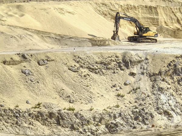 Site d'excavation de fosses de sable par temps ensoleillé avec des machines industrielles — Photo