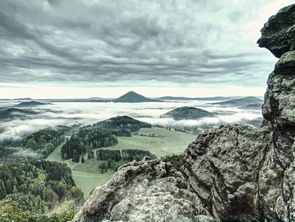 Morning mist in the mountain peaks on natural landscape. — Stock Photo, Image