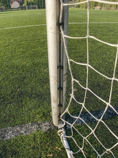 Verbogenes weißes Fußballnetz in Fußballnetz hängen. — Stockfoto