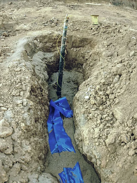 Sección transversal de tuberías de agua y líneas eléctricas o cables de telecomunicaciones — Foto de Stock