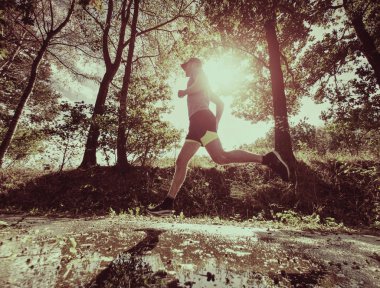 Aktif adam egzersiz ve yolda çalışan yan siluet