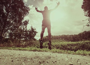 Sporcu eğitim içinde. Adam hızlı bir şekilde parktan koşuyor