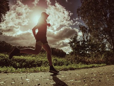 Aktif adam egzersiz ve yolda çalışan yan siluet