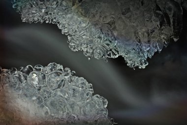 Eklenen renkler ile taşlar arasında kısmen dondurulmuş akarsu