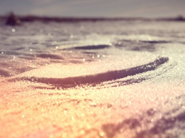 Kar yerinde güneş flare etkisi. Güneşe karşı Shinning donma zemin.