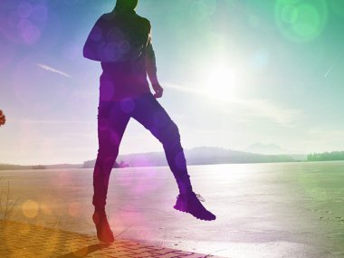 Uygun ve güçlü sağlıklı vücut eğitimi ile çekici mutlu spor Runner 