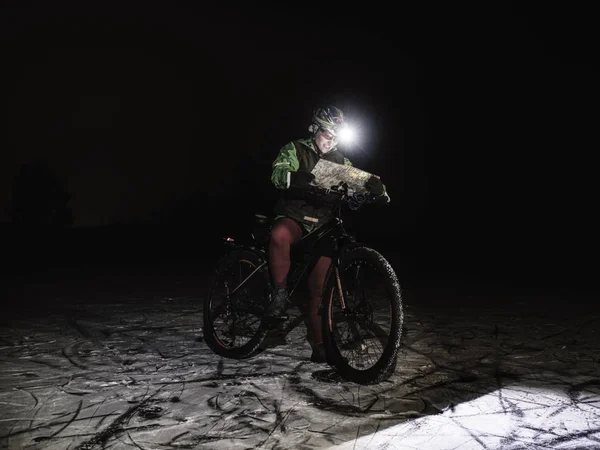 Corrida de bicicleta extrema de orientação ao ar livre . — Fotografia de Stock