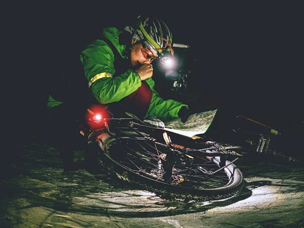 Mulher piloto de bicicleta extrema verificar o mapa . — Fotografia de Stock