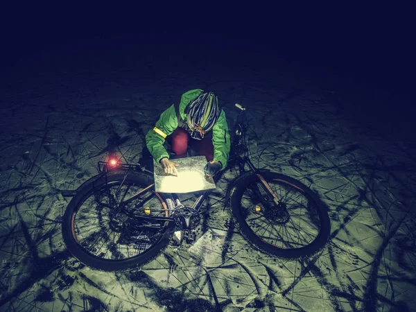 MTB corrida em rodas de pneus grandes em neve fresca — Fotografia de Stock