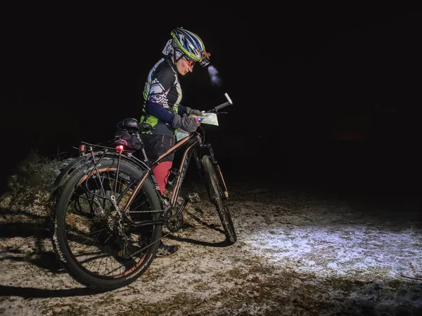 Inverno noite extrema moto piloto controle de navegação e mapa . — Fotografia de Stock