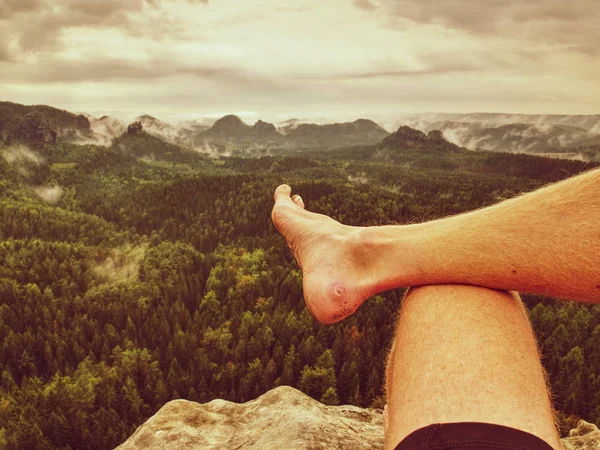 Man tar en paus i naturen och tittar från toppmötet ner — Stockfoto