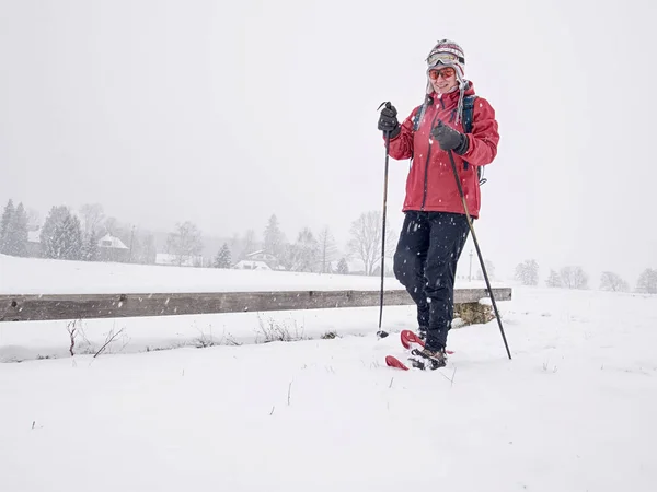 Тело женщины быстро ходить с красным хобби снегоступы — стоковое фото