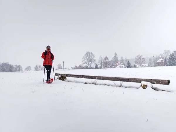 Caminante de nieve sola o esquí de fondo mujer deportiva y nubes grises i — Foto de Stock