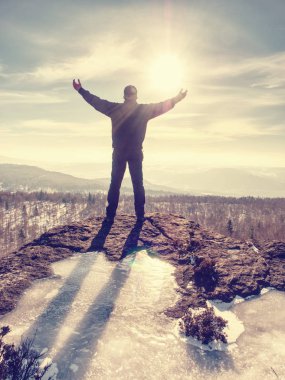 Tepenin üstünde tepe-in rahatlatıcı ve manzarayı uzun yürüyüşe çıkan kimse