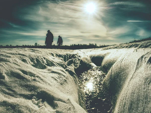 Wandergruppe wandert auf verschneitem Pfad — Stockfoto