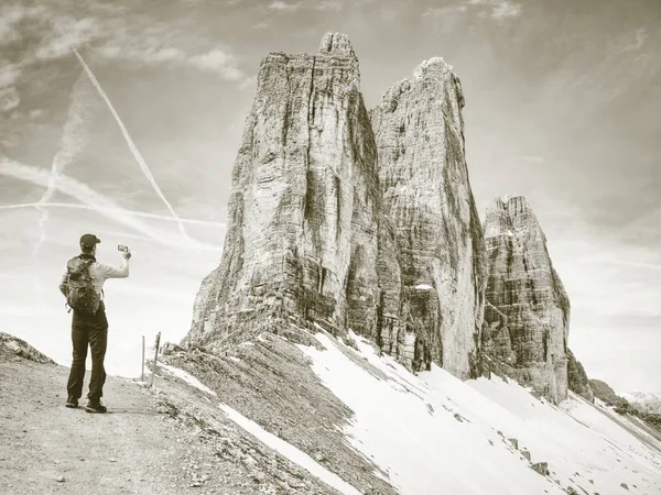 Wanderer mit Rucksack auf Wanderweg rund um die Berggipfel. — Stockfoto
