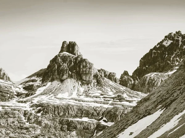 Wanderweg vor dem Hintergrund eines atemberaubenden Alpenpanoramas. — Stockfoto