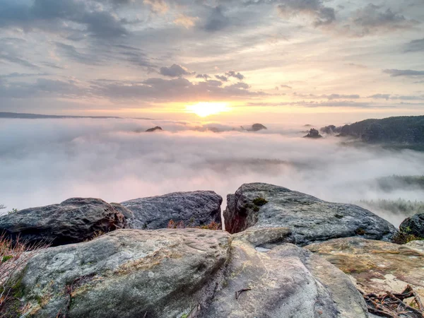 岩の崖の端。砂岩高原の神秘的な風景 — ストック写真