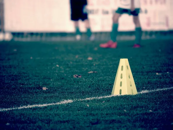 Triangles jaunes utilisés comme équipement d'entraînement au soccer — Photo