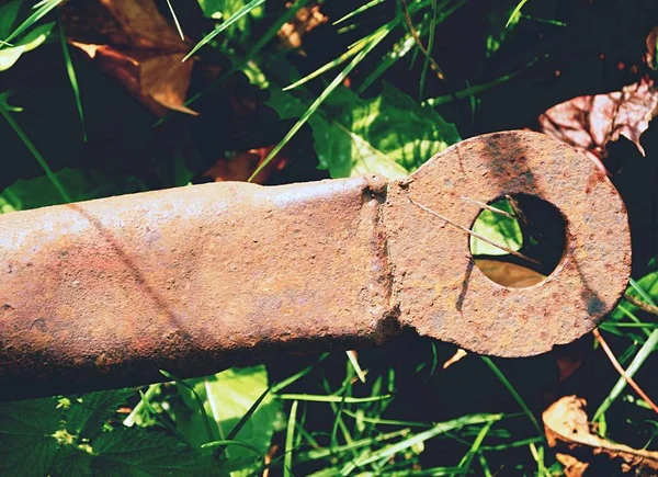 Zardzewiałe części opuszczonego starego sprzętu rolniczego — Zdjęcie stockowe