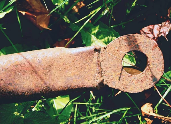 Partie rouillée d'un vieux matériel agricole abandonné — Photo