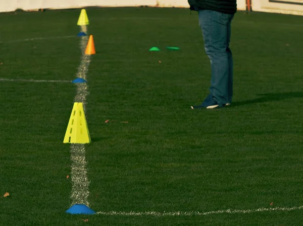 Campo de fútbol tradicional, entrenamiento de velocidad y agilidad —  Fotos de Stock