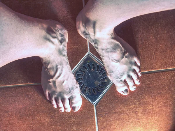 Деталь рожевої шкіри ноги з очевидною синьою веною . — стокове фото
