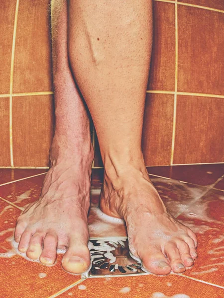 Pés de juntos lavar corpos na casa de banho — Fotografia de Stock