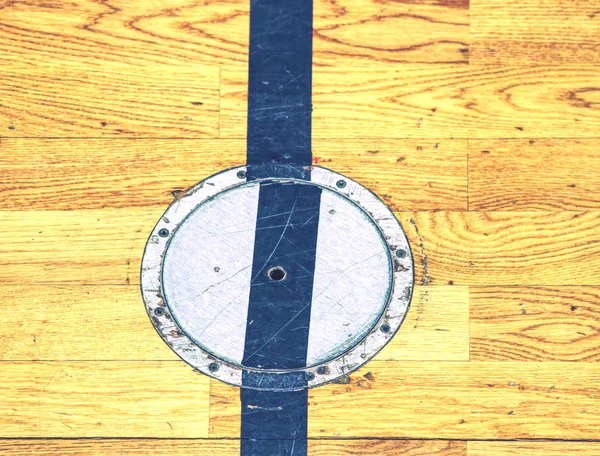 Schutzkreiskappe einer Steckdose im Holzboden — Stockfoto