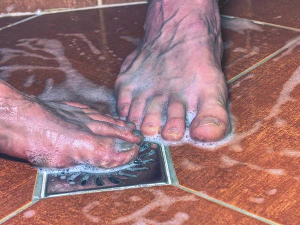 Жіночі і чоловічі ноги разом миття тіла — стокове фото