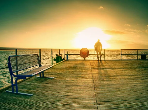 Tourist watch sunrise outside at beach bridge — Stock Photo, Image