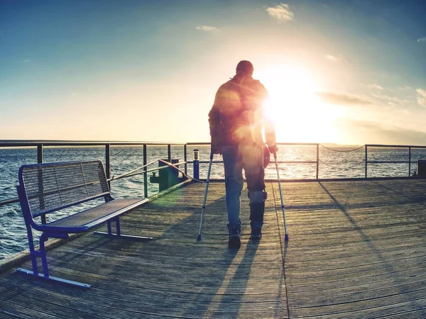 Touriste sur le ferry-boat taupe au lever ou au coucher du soleil. Couleurs chaudes — Photo