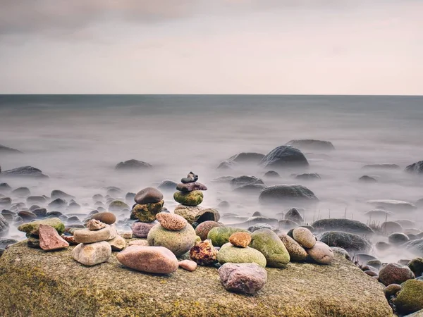 Красивый морской горизонт и северное каменное побережье — стоковое фото
