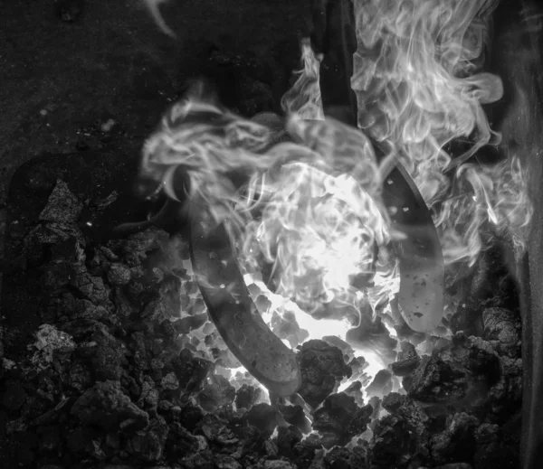 Λεπτομέρεια του σιδερά forge με shinning πέταλο — Φωτογραφία Αρχείου