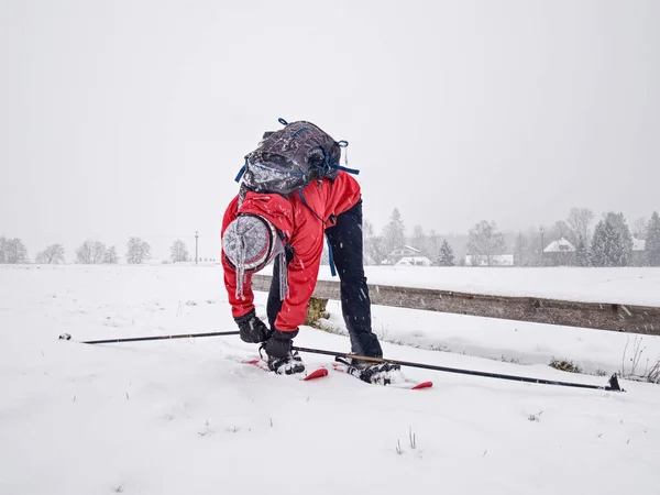 Ciaspolata invernale nella neve fresca. La donna cammina mentre cade la neve — Foto Stock