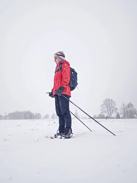 Mulher em viagem de aventura de inverno em sapatos de neve em neve fresca — Fotografia de Stock