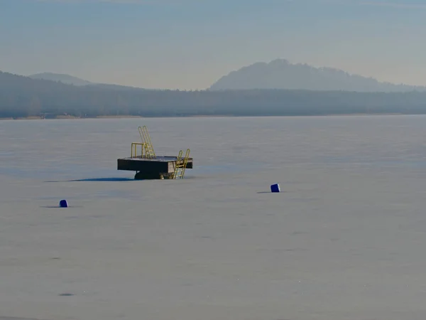 Lac de villégiature avec glace en hiver journée ensoleillée. Piscine abandonnée — Photo