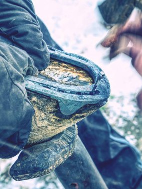 Nalbant holde at toynak, demirci doe horseshoeig, closeup görünümü 