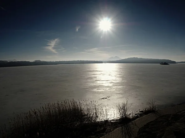 Gelo de inverno no lago contra o pôr do sol. Rio congelado colorido — Fotografia de Stock