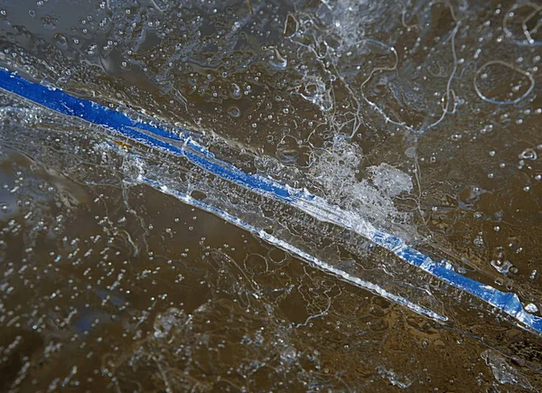 Winter abstract thema. Zilveren glinsterende glinstering in een stuk ijs. — Stockfoto