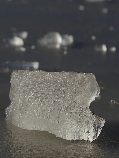 Fragmento de um gelo derretendo floe forma closeup. Gelo no rio — Fotografia de Stock
