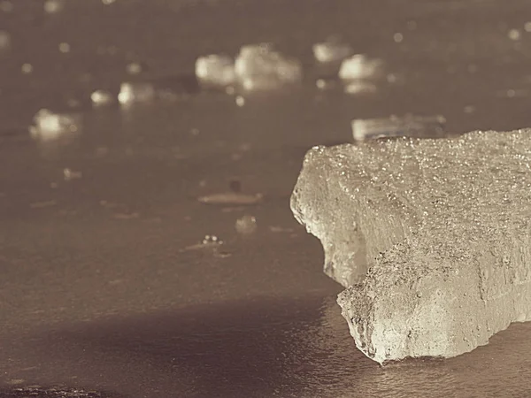 Grietas y burbujas en trozo de hielo roto. Tela de hielo a la deriva —  Fotos de Stock