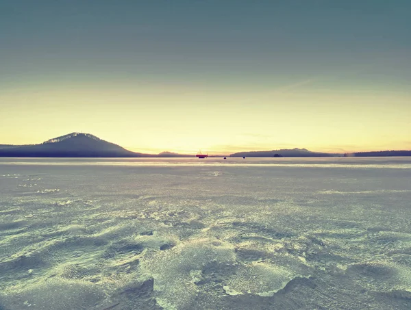 Den frusna sjön. Fryst Lake Ice fångas med foten tryckmärken. — Stockfoto